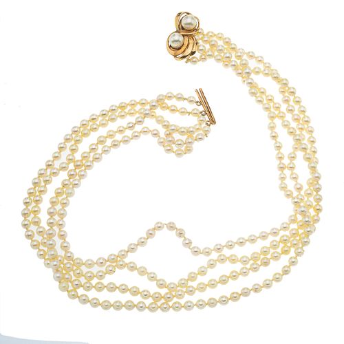 Collar de cuatro hilos de perlas y broche en oro amarillo de 14k. 270 perlas cultivadas color crema de 5 mm. Peso: 53.9 g.