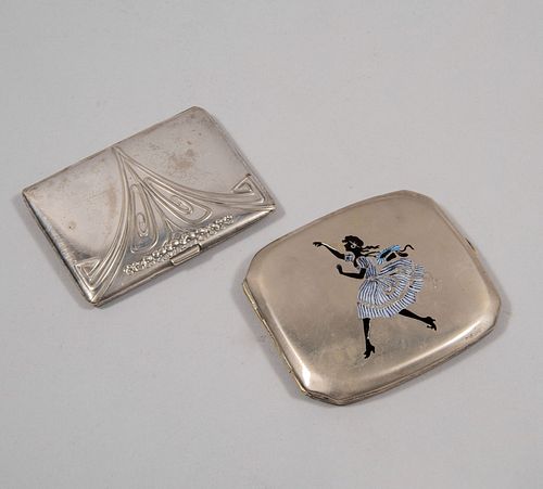 Par de cigarreras. Origen europeo. SXX. Estilo art nouveau. Elaborado en metal plateado. Una decorada con bailarina.