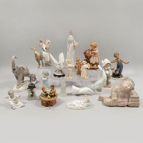 Lote de 19 figuras decorativas. México y España, sXX. Elaboradas en porcelana, pasta, resina, vidrio, madera y cerámica.