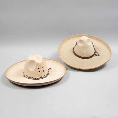 Lote de 2 sombreros de faena. México. SXX. Elaborados en palma tejida. Decorados con toquilla.