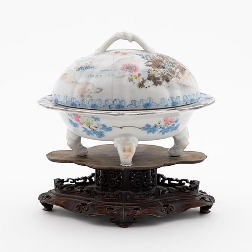 CHINESE EXPORT OVAL LIDDED PORCELAIN DISH ON STAND