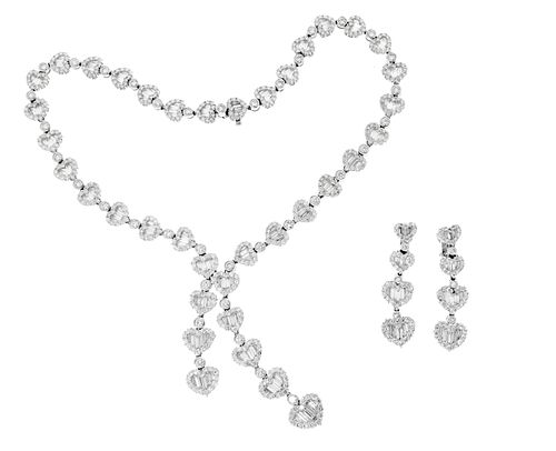 Set of necklace and pair of earrings in 18kt white gold and diamond rosettes.