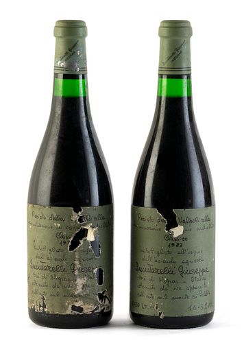 Two Giuseppe Quintarelli-Recioto della Valpolicella Classico bottles, vintage 1983.
Category: red wine. Valpolicella D.O.C.. Negrar, Veneto (Italy).