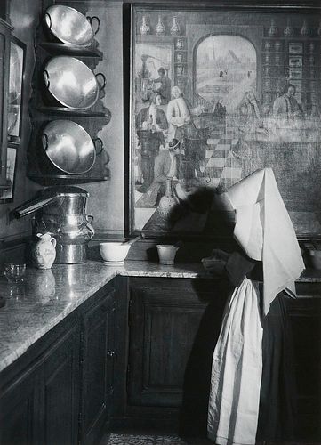 Brassai (d.i. Gyula Halász) Hospice de Beaune. 1951. Silbergelatine. Abzug von 1973. 30 x 22 cm. Auf Karton montiert. Unterhalb des Bildes mit schwarz