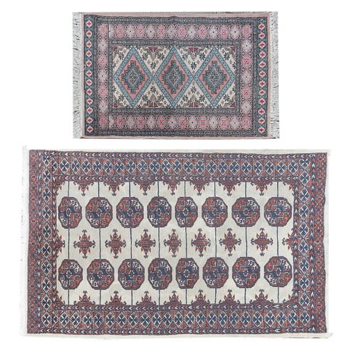 Lote de 2 tapetes. SXX. Estilo Boukhara. Elaborados en fibras de lana y algodón. Decorados con elementos geométricos y florales.