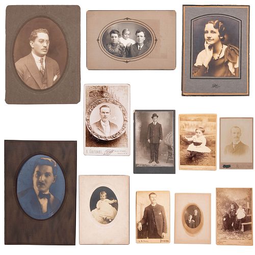 Lote de 12 fotografías. Plata sobre gelatina. Consta de: Retrato de caballero Firmado y fechado 10-VI-1922, otros.