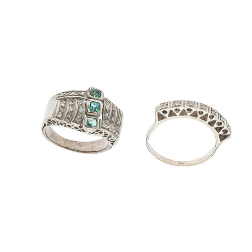 Dos anillos vintage con esmeraldas y diamantes en plata paladio. 3 esmeraldas corte cojín. 29 diamantes corte 8 x 8. Tallas: 6 1/2