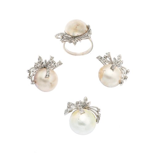 Anillo, pendiente y par de aretes vintage con medias perlas y diamantes en plata paladio.