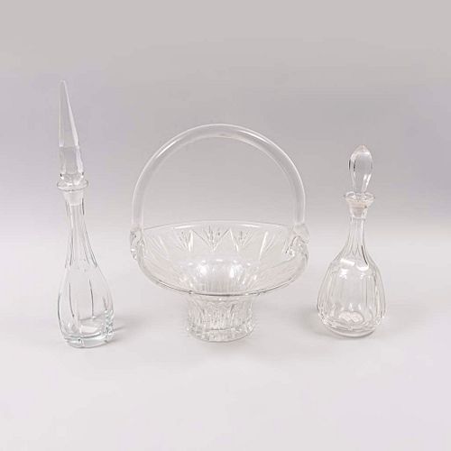 Lote de 3 piezas. SXX. Elaboradas en cristal. Consta de: centro de mesa con diseño a manera de canasta y 2 licoreras.