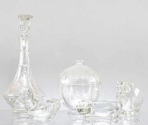 Lote de 5 piezas. SXX. Elaboradas en cristal. Consta de: licorera, bombonera y 3 depósitos con diseño a manera de animales.