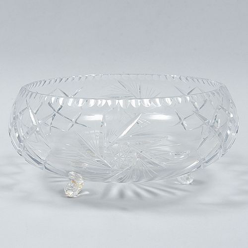 Centro de mesa. S XX. Elaborado en cristal cortado. Con soportes tipo roleo.  Decorado con elementos facetados y geométricos.