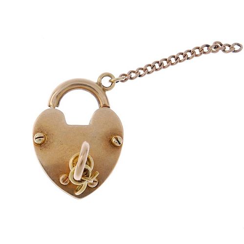 A late Victorian 15ct gold padlock clasp, circa 1890. The heart-shape padlock, with working key. Len