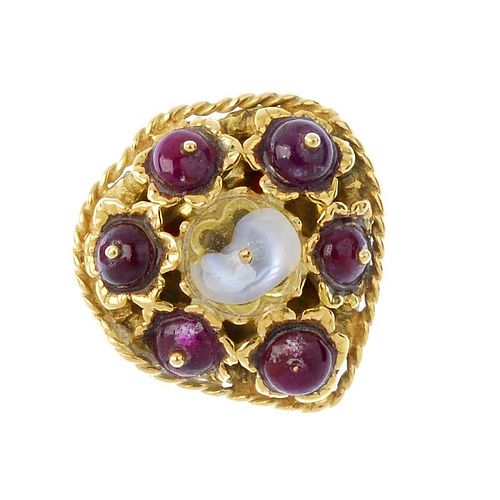 A ruby dress ring. The ruby beads set within rope-twist surround, to the plain band. Central stone d