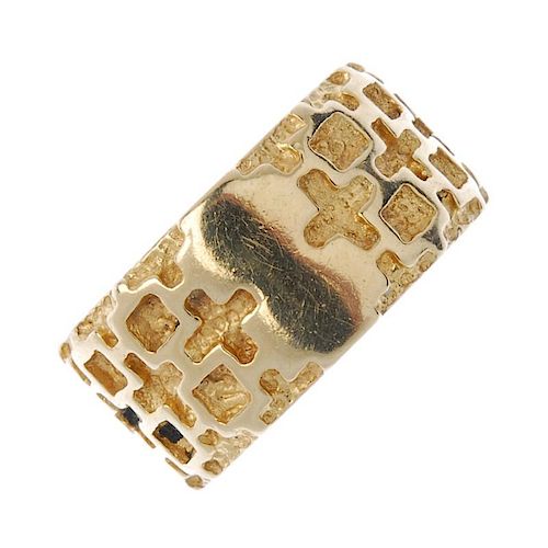 A textured band ring. Of geometric design. Width 9.5mms. Ring size M. Weight 8gms. <br><br>Overall c