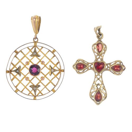 A selection of jewellery. To include an early 20th century 9ct gold garnet and split pearl pendant,