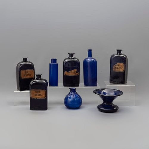 Lote de 8 botellas. Siglo XX. Elaboradas en vidrio color azul. Algunas con etiquetas.
