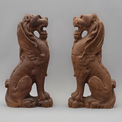 Par de leones laterales. Siglo XX. Elaborados en madera. 36 cm