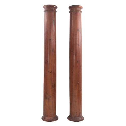 Par de columnas dÃ³ricas. Siglo XX. Elaboradas en madera. 260 x 38 cm