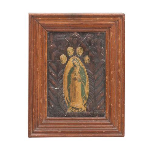 ANÃ“NIMO. Siglo XX. Nuestra SeÃ±ora Virgen de Guadalupe con los 4 misterios. ImpresiÃ³n sobre yeso moldeado. Enmarcada. 36 x 24 cm
