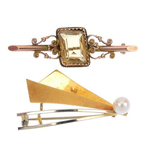 A selection of jewellery. To include an early 20th century 9ct gold rhomboid-shape citrine bar brooc