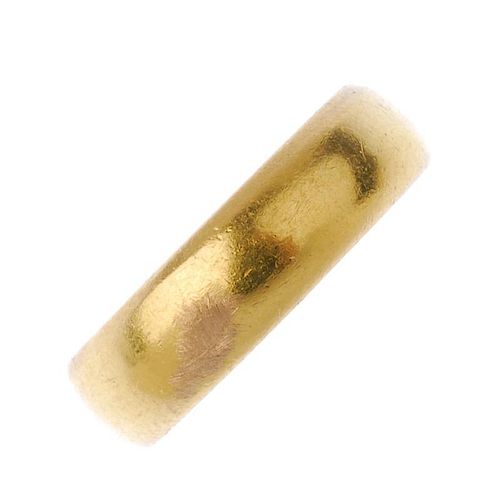A 22ct gold band ring. Hallmarks for Birmingham, 1911. Weight 7.5gms. <br><br>Overall condition fair