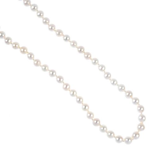 A freshwater cultured pearl necklace and bracelet set. The necklace comprising a series of uniform c