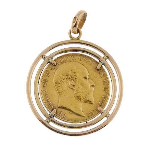 A mounted sovereign pendant. The Edward VII sovereign, dated 1904, within a later double halo, suspe