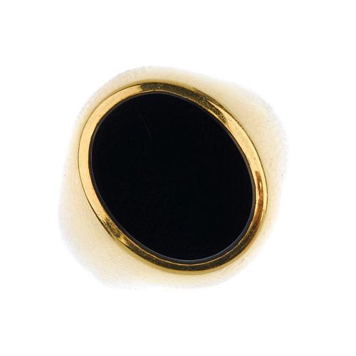 A gentleman's onyx signet ring. The oval onyx panel, to the tapered band. Weight 5.9gms. <br><br>Ove