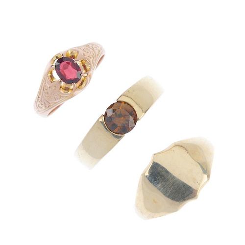A selection of three 9ct gold rings. To include a shield-shape signet ring, an early 20th century 9c