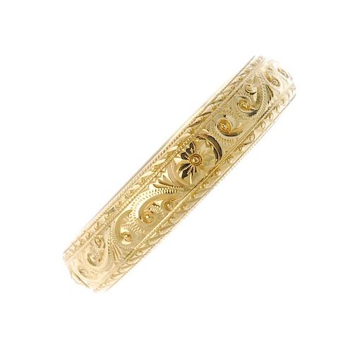 A gentleman's 18ct gold band ring. With engraved scroll and foliate detail. Hallmarks for Birmingham