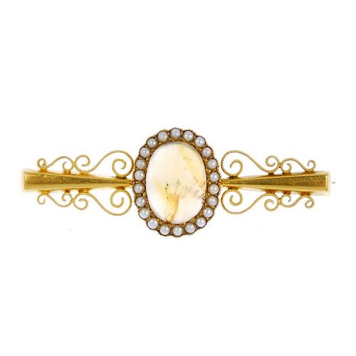 (540912-2-A) An early 20th century 15ct gold agate and split pearl brooch. The oval agate cabochon,