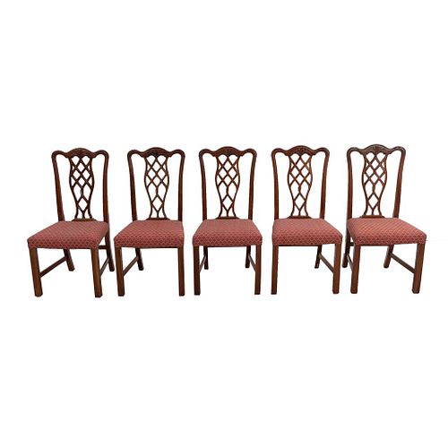 Lote de 5 sillas. S XX. Estilo Jorge III. En talla de madera. Con respaldos semiabiertos y asientos en tapicería color bermellón.