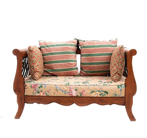 Love seat. SXX. Diseño a manera de góndola. Elaborado en madera con herrería. Con tapicería floral, respaldo semiabierto.