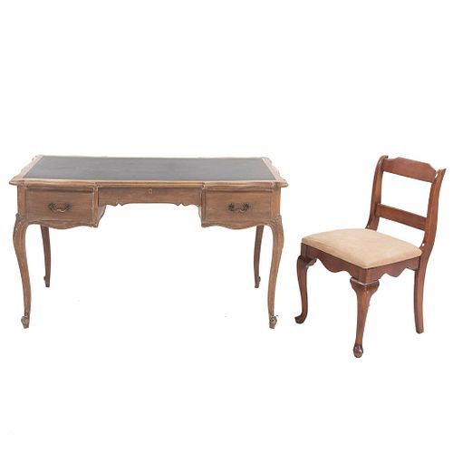 Escritorio y silla. S XX. Elaborados en madera. Estilo Luis XV. Escritorio doble vista con 3 cajones y soportes tipo cabriolé
