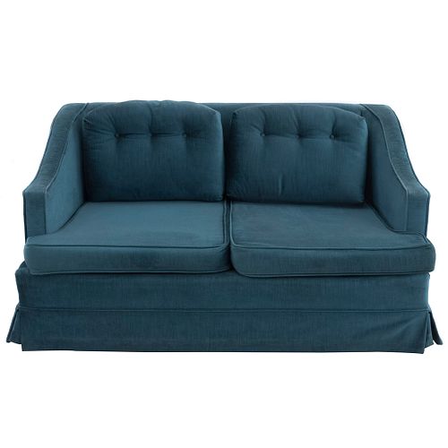 Love seat. SXX Estructura de madera con recubrimiento en tapicería aterciopelada color azul. Respaldo cerrado y asientos con cojines.