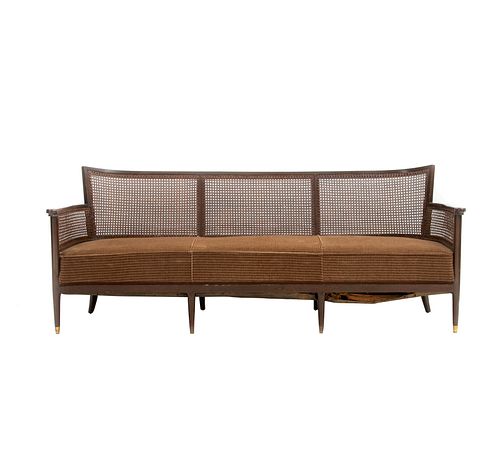 Sofá 3 plazas. SXX. Elaborado en madera con reslpaldos de bejuco tejido y asiento en tapicería textil color café.