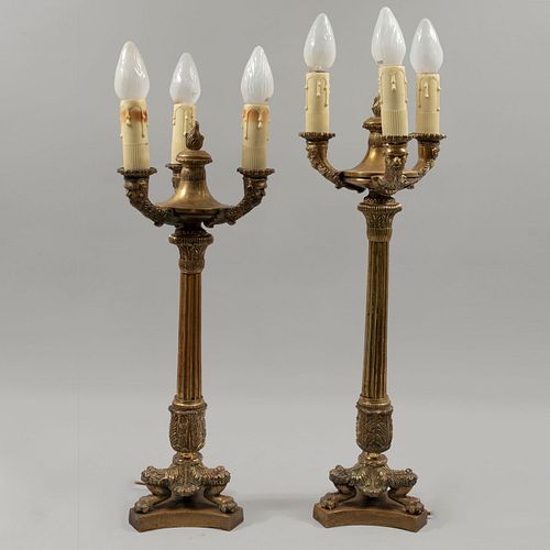 Par de lámparas de mesa. S XX. Elaboradas en bronce dorado. Electrificadas para 3 luces. Diseños de columna abalaustrada.