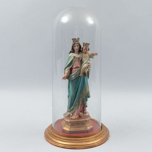 Virgen coronada con niño. S XX. Elaborada en madera policromada. Con aplicaciones de metal dorado, capelo de vidrio.