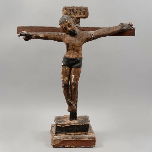 Cristo en la cruz. México, finales del sXVIII. Elaborado en madera estucada y policromada. Con base.