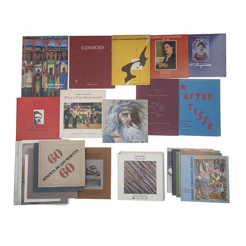 Catálogos de Exposiciones y Artistas Mexicanos. Varios formatos. Algunos títulos: After Matisse. Charles Jencks. Piezas: 35.