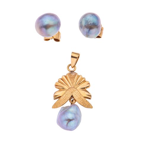Pendiente y par de broqueles con perlas en oro amarillo de  14k. 3 perlas cultivadas en color azul de 7 mm. Peso: 5.7 g.
