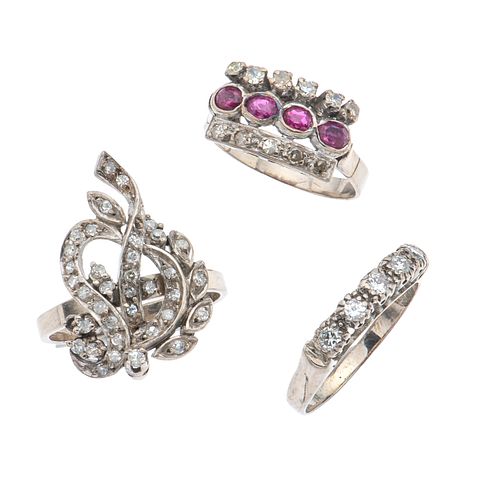 Tres anillos vintage con rubíes y diamantes en plata paladio. 4 rubíes corte oval de 0.48 ct 47 diamantes corte 8 x 8. Tallas 8, 9 y 10