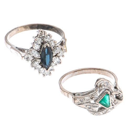 Dos anillos vintage con zafiro, esmeralda y diamantes en plata paladio. 1 zafiro corte marquís de 0.50 ct. 1 esmeralda corte triangúlo.