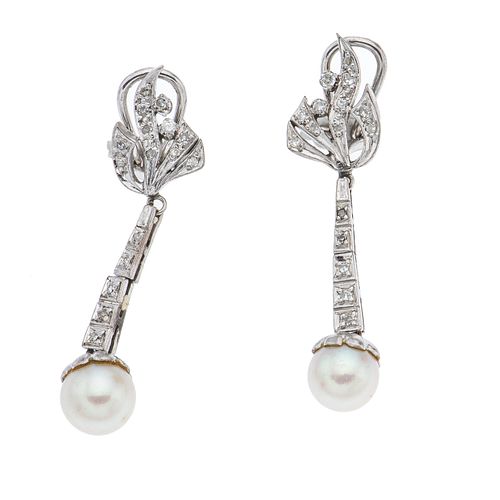 Par de aretes vintage con perlas y diamantes en plata paladio. 2 perlas cultivadas color crema de 8 mm. 32 diamantes corte 8 x 8.