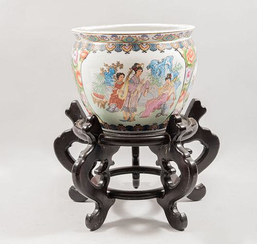 Pecera. China, sXX. Elaborada en porcelana. Con base de madera. Decorada con peces, motivos florales, vegetales y escena oriental.