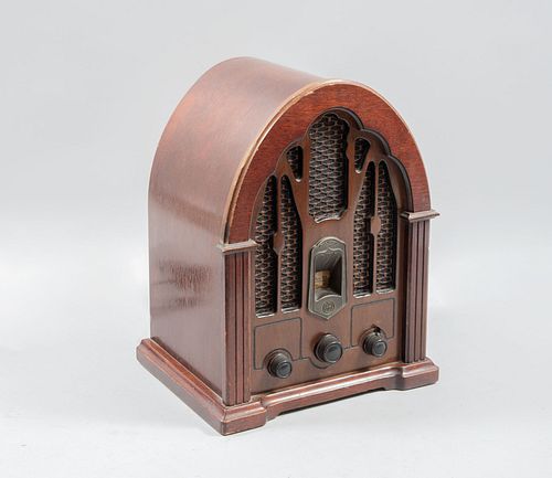 Radio transistor. Malasia, Ca. 1988. De la marca General Electric. Modelo 7-4100JA. Elaborado en madera entintada.