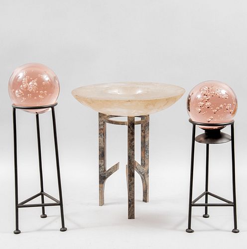Lote de 3 artículos decorativos. SXX. Elaborados en cristal, metal y acrílico. Consta de 2 esferas con pedestal y base.