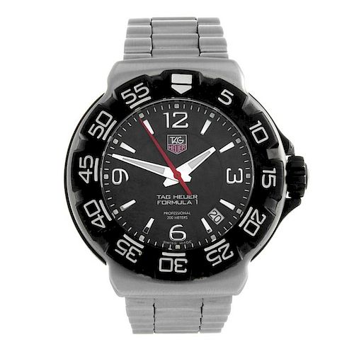TAG HEUER - a gentleman's Formula 1 bracelet watch. Stainless steel case with calibrated bezel. Refe