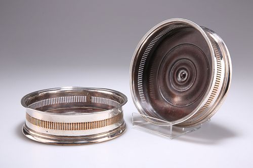 A PAIR OF OLD SHEFFIELD PLATE WINE COASTERS, CIRCA 1790, ci