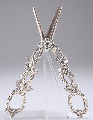A PAIR OF 19TH CENTURY SILVER GRAPE SCISSORS, by Joseph Wil